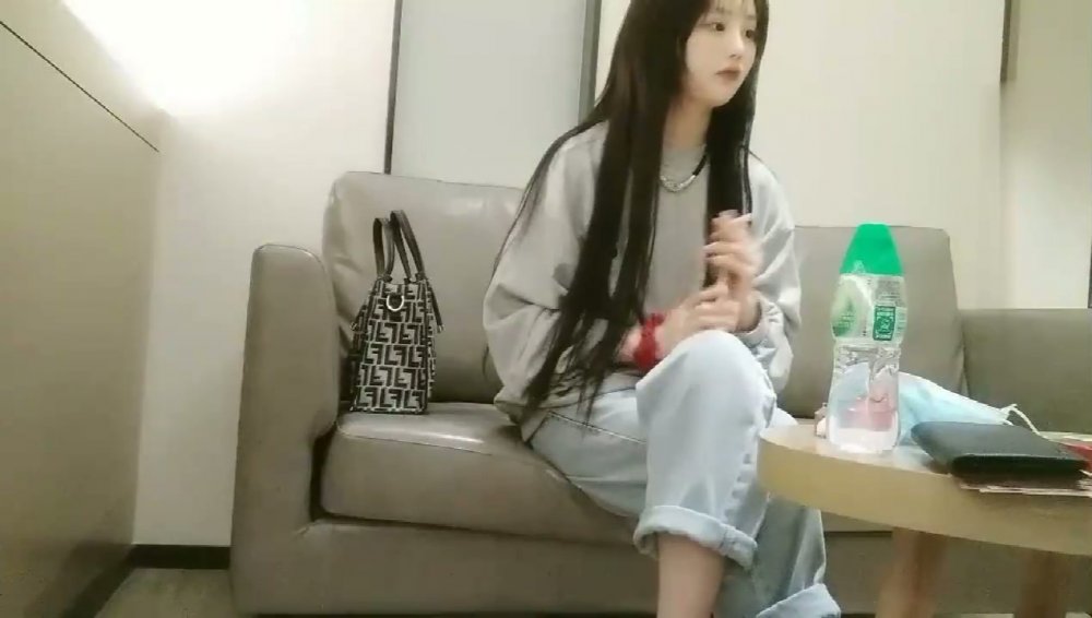 沈先森探花回歸約了個顏值不錯牛仔褲萌妹子，穿上白色網襪近距離拍攝抬腿側入大力猛操-高清原版無水