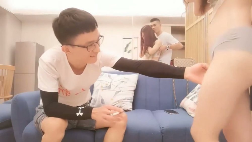 3P身材很勁爆皮膚白皙的小美女，伺候兩位大爺，翹著美臀后入嘴巴沒閑著給口交 比島國動作愛情片還精彩【精華版】-高清原版無水_op