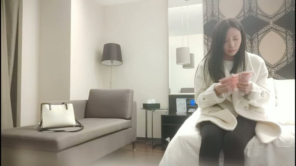 《用利抽插》極品白衣週邊女神，美腿黑絲口屌摸穴，騷的很一直喊爸爸，人肉打樁機，逼多要操爛了1080P高清橫版_op