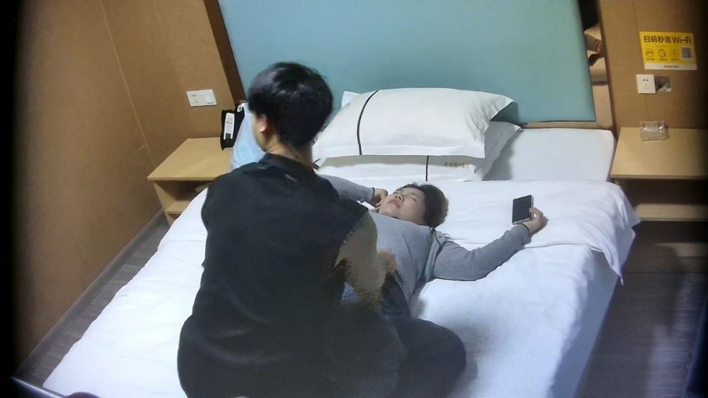 ⚫️ 【貴在真實】，賓館近距離偸拍，年輕情侶開房造愛，小夥平時應該健身，紮實打樁，大屁股小妹爽翻了[MP4/1060MB]