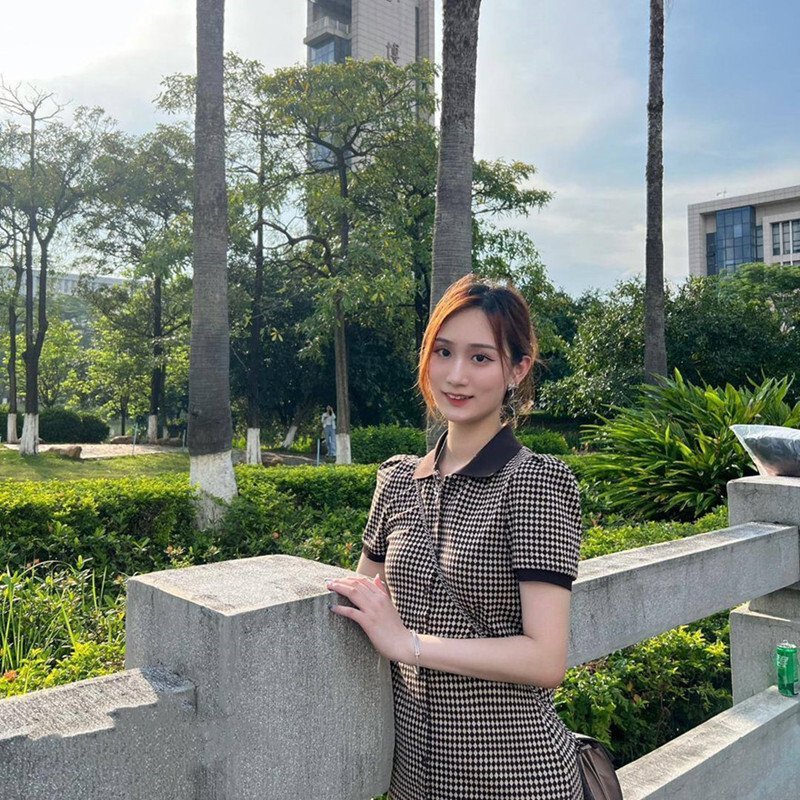 綠帽小夥帶著極品女友酒店找朋友一起來玩3P 各種姿勢露臉啪啪