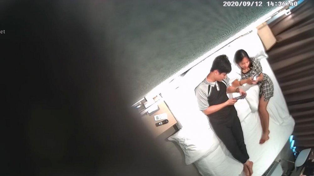 9-12經典酒店偷拍黑白格子裙美女挑逗男友，陰毛濃密性欲強，後入大屁股