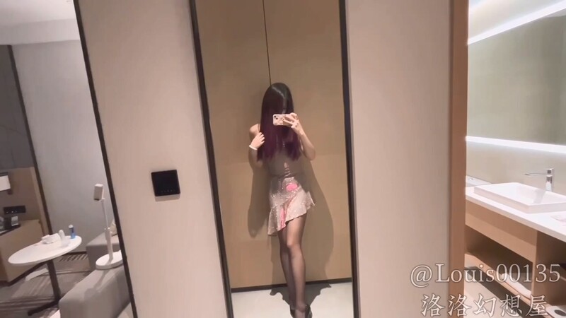 清純女大學妹『洛洛幻想屋』撕開黑絲讓外賣小哥用大雞巴無套后入被擒住雙腿夾緊肉穴塞入肉棒