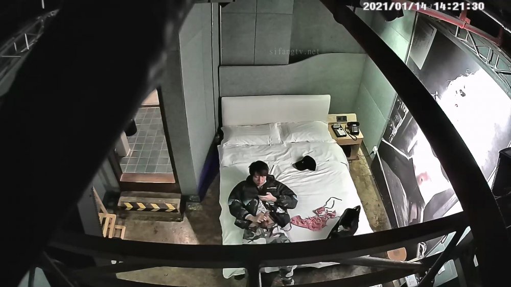 1-14經典酒店偷拍 猛男約會清純養成系女友怕表現不好，先打飛機再狂幹反差女友