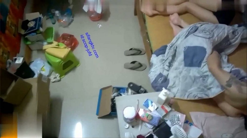 9 合租房冒死爬牆偷窺對門的小情侶各種姿勢啪啪