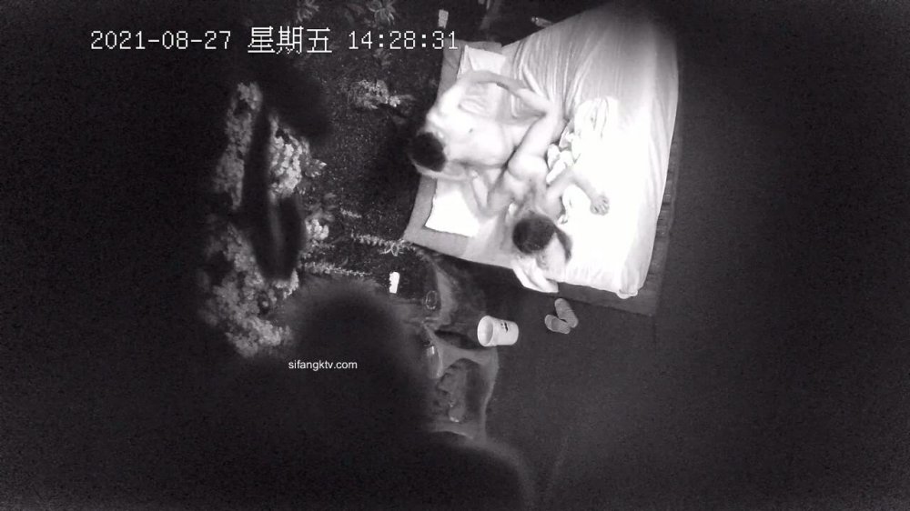 8-27經典酒店偷拍眼鏡哥玩絲襪女，抓著雙腿后入啪啪