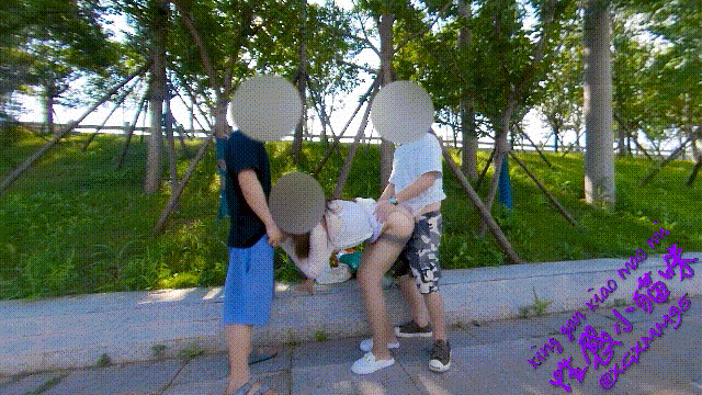 硬核戶外真實勾引騷女【性感小貓咪】綁在欄杆上被三個男人輪流操