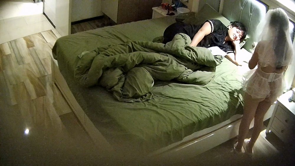 抖M情侶酒店房間內主題性愛換上情趣新娘子裝男友瞬間上頭越操越來勁兒
