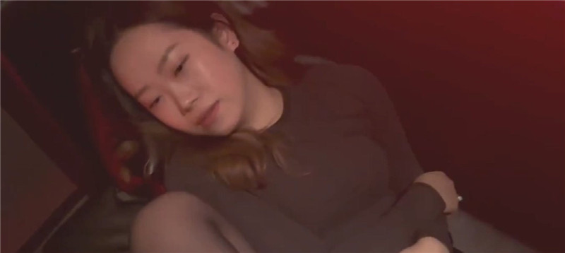 風騷女翻譯和上司開房偷情❤️還一邊手機自拍被射了一屁股的精液