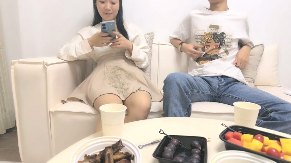【瘦猴子探花】第一次約良家幼師，外表甜美，聊聊天摸摸搞搞，扒掉內褲多毛騷穴，騎乘位深插美臀