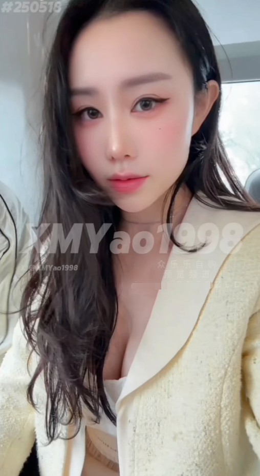 推特性愛大師95後綠帽情侶美腿女王「汐夢瑤」《公交車露出打飛機》在對面阿姨眼皮子底下打飛機，射到高跟鞋裡，再穿鞋走一圈