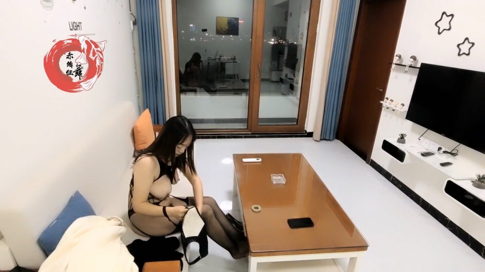 ⚫️ 熟女控必備，大膽露臉巨乳肥臀人妻【赤鱗狂舞】系列31，連體開襠黑絲客廳大戰無套內射[MP4/755MB]