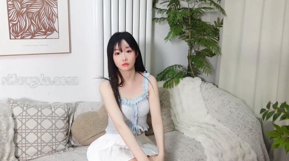通體白嫩高顏清純女模【xiaoqing_1811】線下大尺度全裸私拍，蝴蝶逼自摸陰蒂
