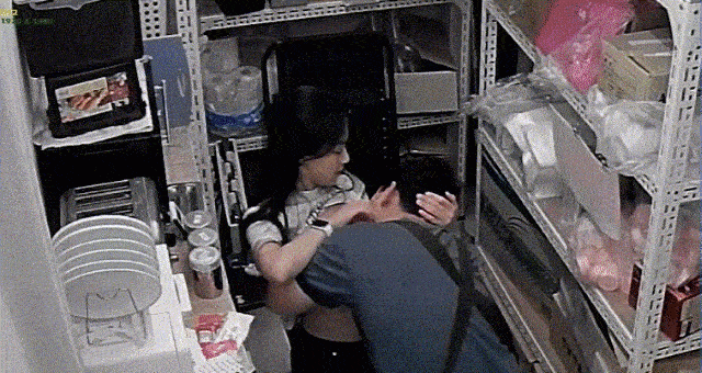 老闆和兼職美女員工打佯在前臺挑情躲進裡面的庫房啪啪