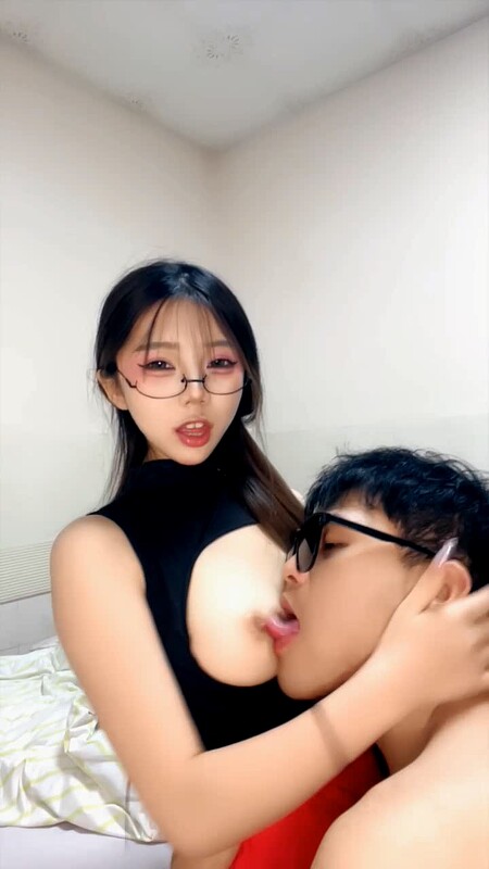 淫蕩小師妹全程露臉絲襪情趣跟小哥激情啪啪直播大秀口交大雞巴草奶玩逼無套插入多體位蹂躪爆草射在逼上