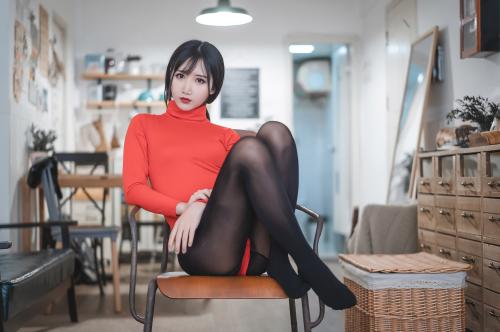 [Cosplay] 面饼仙儿 – 皮裤连体红毛衣
