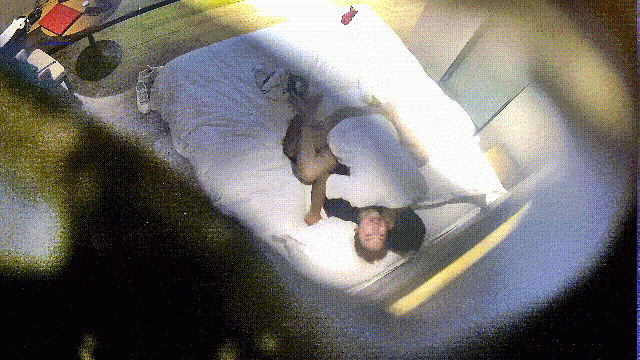 模特級別美女被饑渴男強行按倒霸王硬上弓爆肏，肏幾下跑了抓過來繼續肏，很刺激
