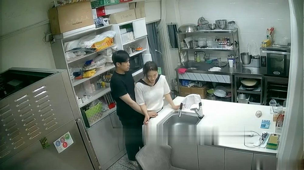 蛋糕店離異老闆娘經常下班時間在後廚和男店員談心勾引他們啪啪