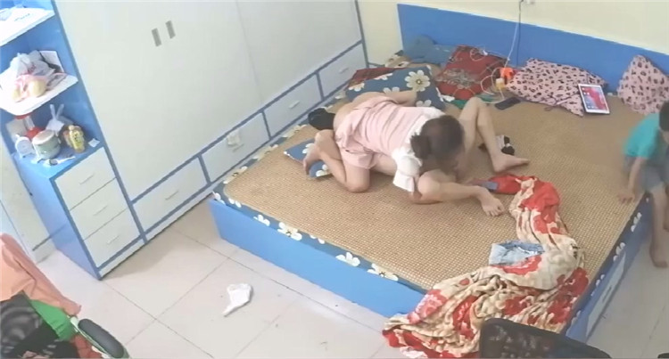 一對毫無廉恥的夫妻竟然當著孩子的面玩69啪啪啪