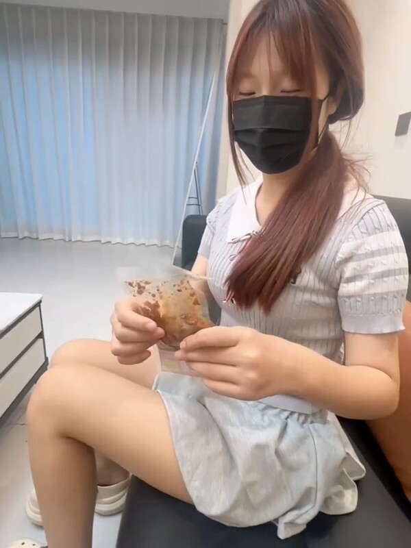 【精品亂倫】愛上漂亮妹妹 - 海角大神排卵期的妹妹發情 用AV棒勾引我插她 無套暴插順間乖巧被榨射了