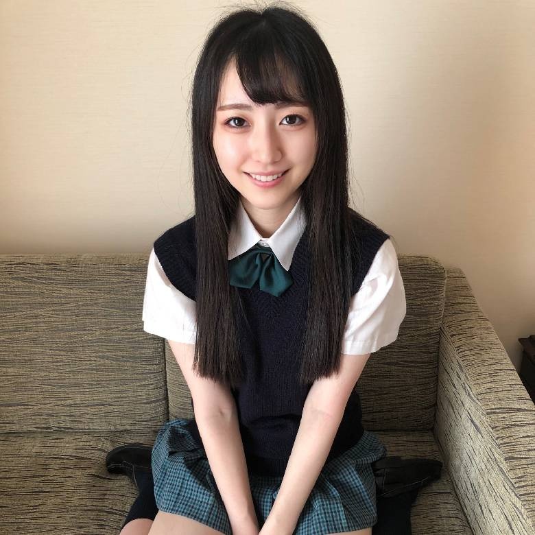 FC2-PPV-4761498 可愛清純女學生穿著絲襪讓我狂插內射還... （無碼FHD）