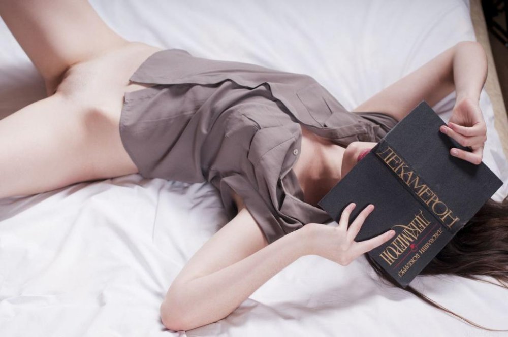 展示她的小乳房和突出的陰唇[29P]