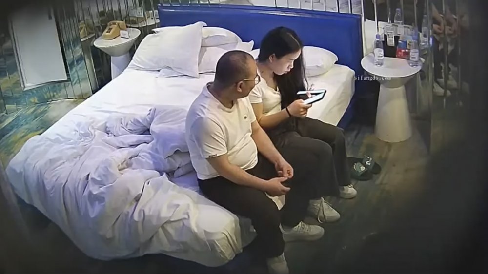 新流出酒店攝像頭偷拍❤️中年大叔偷情少婦女同事互舔對方性器官啪啪[MP4/1581MB]