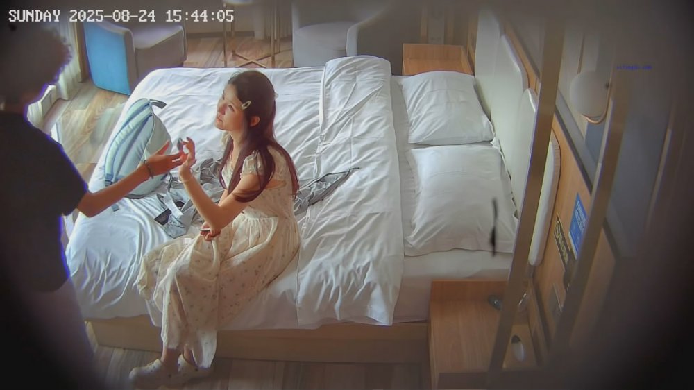 白皙碎花裙妹子被紅毛男友一塊手錶哄開心了讓她趴在沙發上把屁股撅起來後入