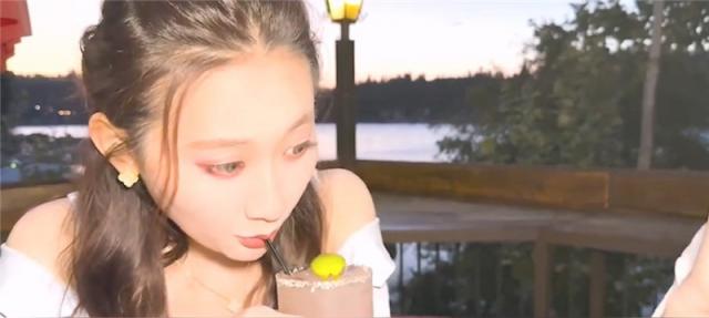 眼鏡大叔和清純女大學生的線下約會❤️各種姿勢爆操她的無毛小嫩B