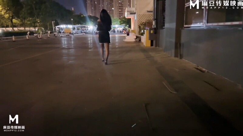 【尾隨強姦】尾隨極品性感黑絲包臀美女 出租屋闖入按倒強姦一直求饒反抗 操爽癱軟 被老公回來發現追著揍