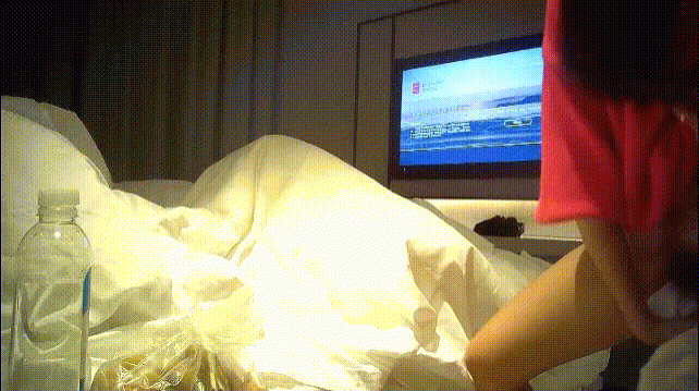 中年大叔酒店約炮還有幾分姿勢的女同事嘴裡說著“不要碰我”其實饑渴的很早就想要了