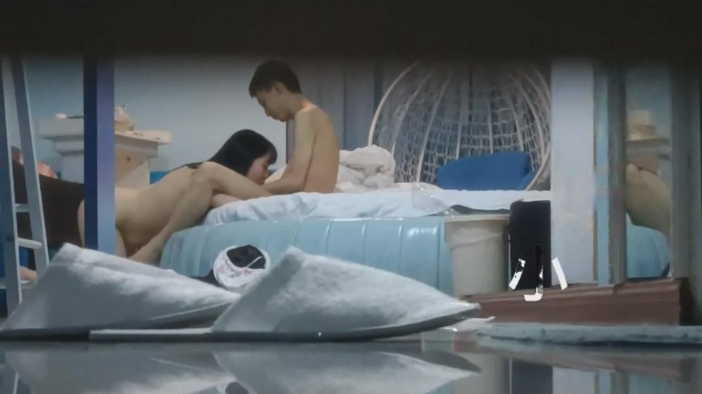 民宿酒店服務員貓眼高清偷拍❤️大學生情侶開房啪啪小哥調教女友像狗一樣跪舔雞巴[MP4/526MB]