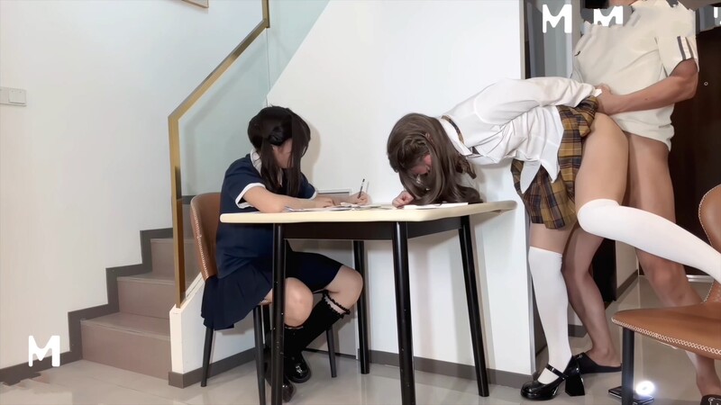 奶氣草莓 女兒在寫作業,我在旁邊偷偷摸摸操女兒閨蜜。 女兒閨蜜強忍著不發出聲音,但還是高潮噴水了