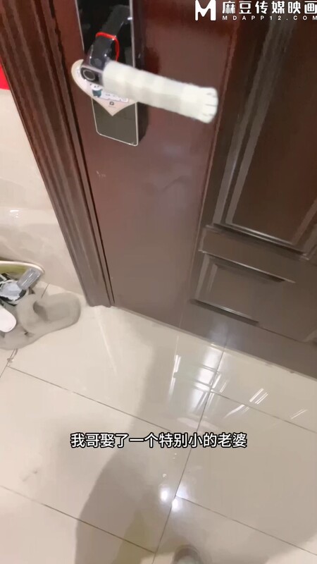 做家教的吊帶絲襪嫂子 灌醉哥哥去臥室休息 在客廳把嫂子操的淫水亂流 超清源碼[MP4/1.3G]