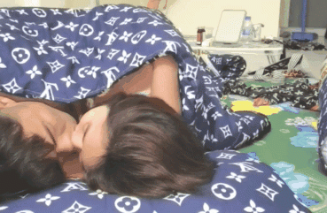 居家攝像頭破解》真實記錄年輕小夫妻各種姿勢玩69啪啪