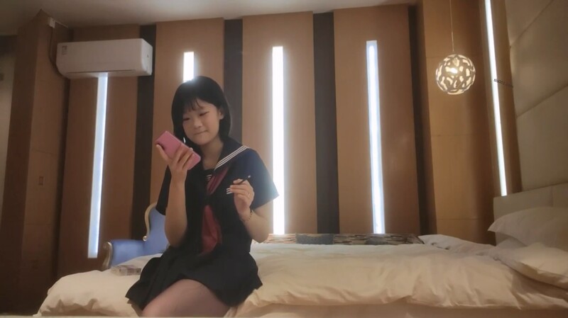 阿良探花高三的爆乳蘿莉妹子欠錢下海 黑絲JK可愛極了 各種姿勢抱起來狂插 Q彈后入榨射了