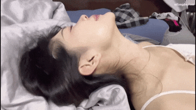 頂級大神【獅子座】清純小小姐姐露臉啪高潮后忍不住噴水噴的應該是水白色透明的，非常誘人