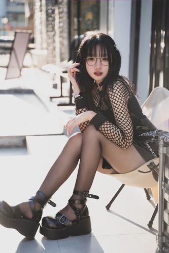 [Cosplay] 柒柒要乖哦 街拍黑皮裙 [17P-186MB]