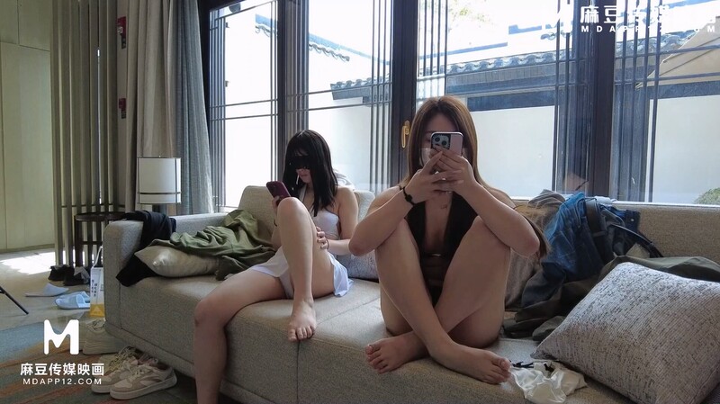 【綠帽換妻】芒果極致淫亂溫泉酒店4P亂交 脫衣遊戲褪去一件不剩 並排侍奉像比賽操穴一樣后入輸出