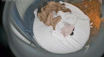 流出 酒店情趣圓床上帝視角偷拍 頂級騷貨拿個自慰棒玩了很久 被男炮友猛操滿足她