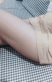 家中來了個小騷貨，騷氣十足 滿足她最好的辦法就是直接用大屌肏爽她