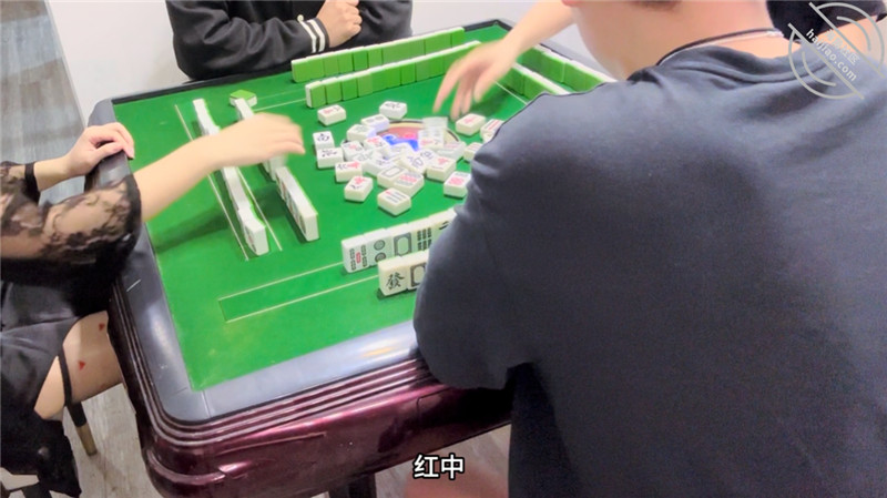 亂倫大神和丈母娘打麻將 騷貨用絲足挑逗我 摁在麻將桌上猛操內射