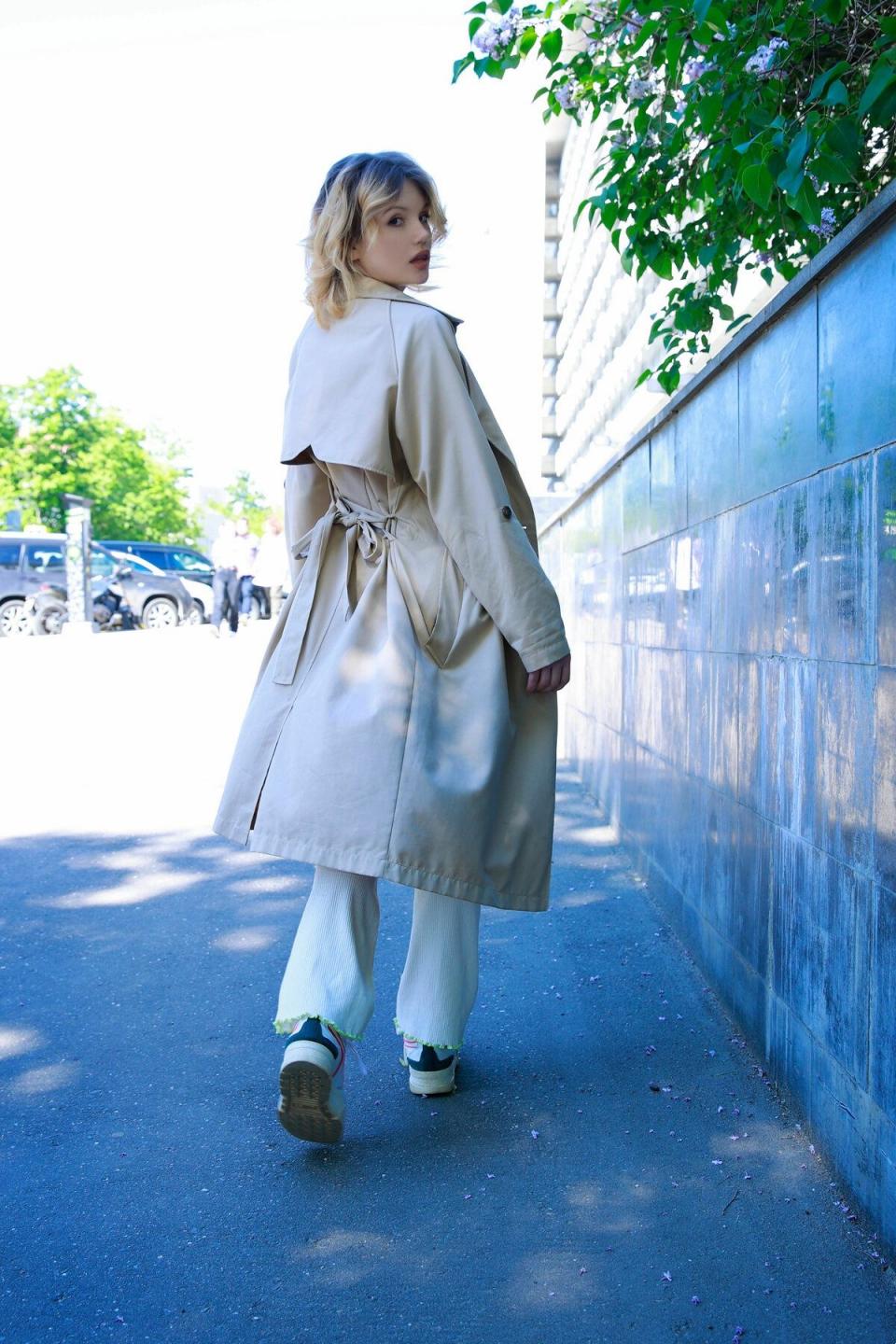 張開雙腿，誘人地展示她那白皙誘人的身體[22P]