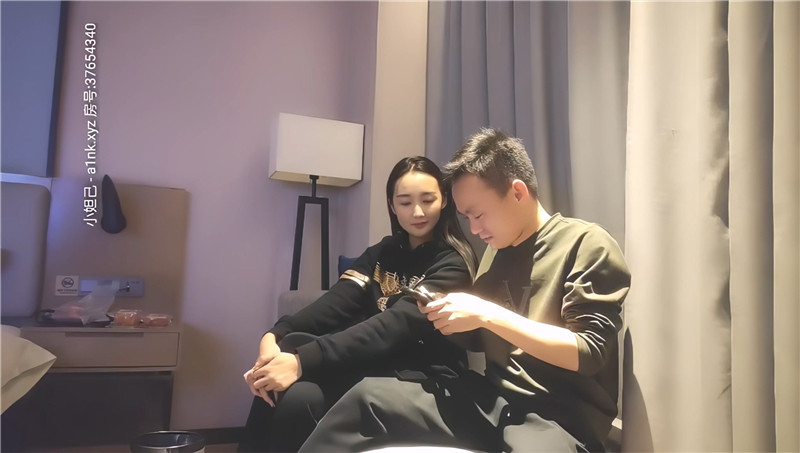 步賓探花 接吻爆插豐滿小美女，掰開多毛逼給觀眾看，上位坐插大奶跳動不停