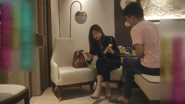 胖子工作室173CM大長腿禦姐，跪著吸吮舔屌，多毛騷穴埋頭舔，騎乘爆插，姿勢輪換持續輸出