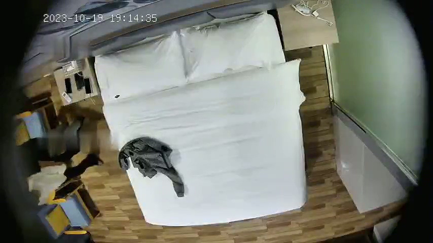 酒店偷拍！ 非常騷的妹子，落地窗前瘋狂操逼，回到床上還喊著：我要，我想要！ 男的打倆炮她才甘休V （2）