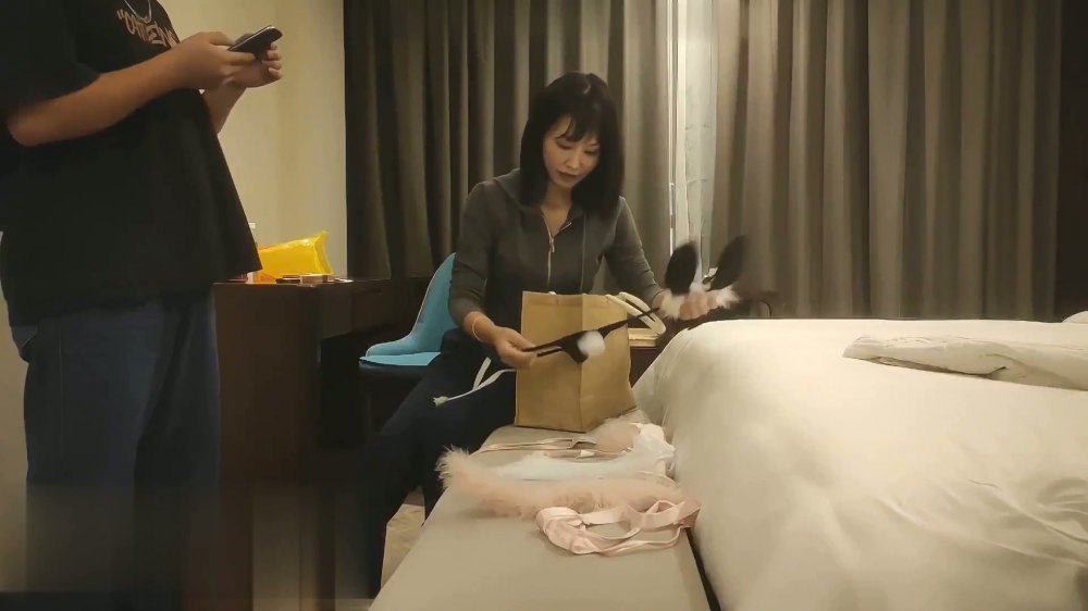 探花可愛小少婦換上兔兔情趣裝后被持續性抽插淫叫不停