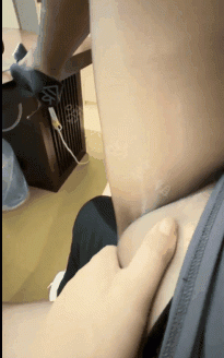 會噴水親姐姐】不穿內褲和我一起去找朋友玩出去了直接把姐姐按在他的辦公桌上操“桌子椅子沙發”噴的到處都是水叫聲響徹