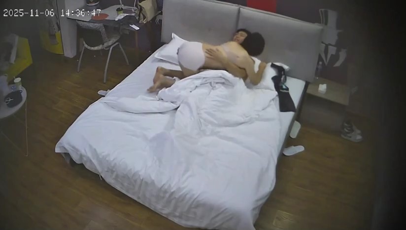 2025-11-6酒店偷拍 長腿白皙少婦幫男友吃雞后被後入
