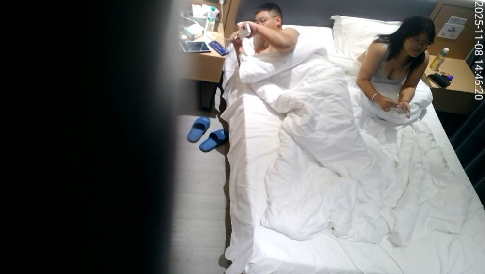 2025-11-8酒店偷拍白襪小少女雙腿分開方便讓男友打樁